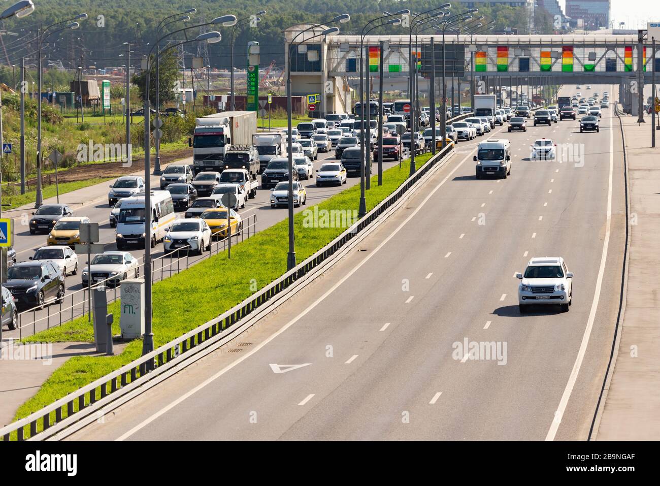 Moskau. Russland. August 2018. Kaluga Autobahn. Autobahn vor der Einfahrt nach Moskau. In der Nähe der Ringstraße. Stockfoto