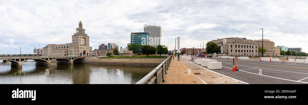 Cedar Rapids, Iowa, USA - 31. August 2019: Blick auf die City auf der 3rd Avenue, mit einem Blinden, der zur Kamera läuft Stockfoto