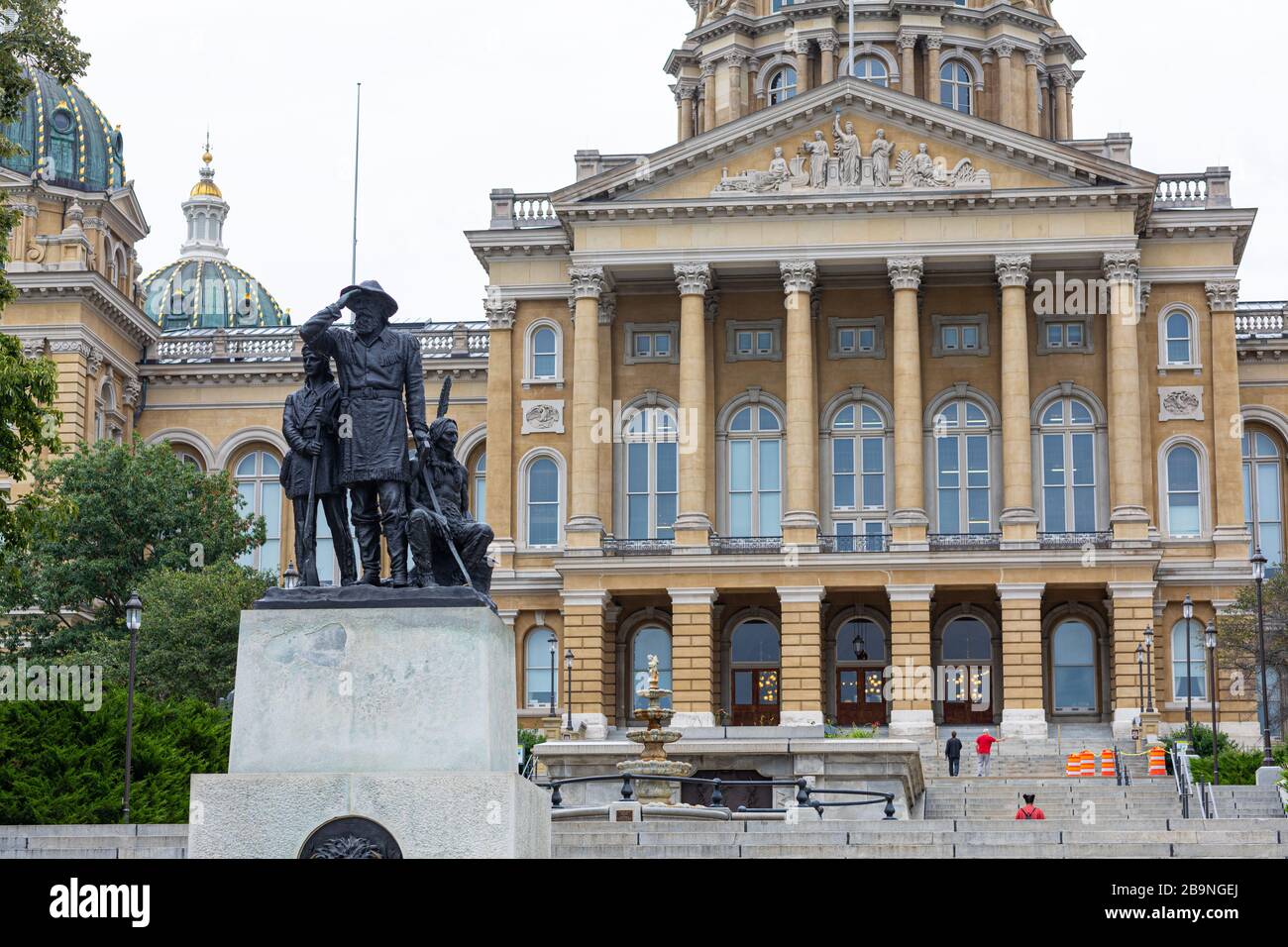 Des Moines, Iowa, USA - 31. August 2019: Das Iowa State Capitol mit der Pioneer Statue an der Vorderseite Stockfoto