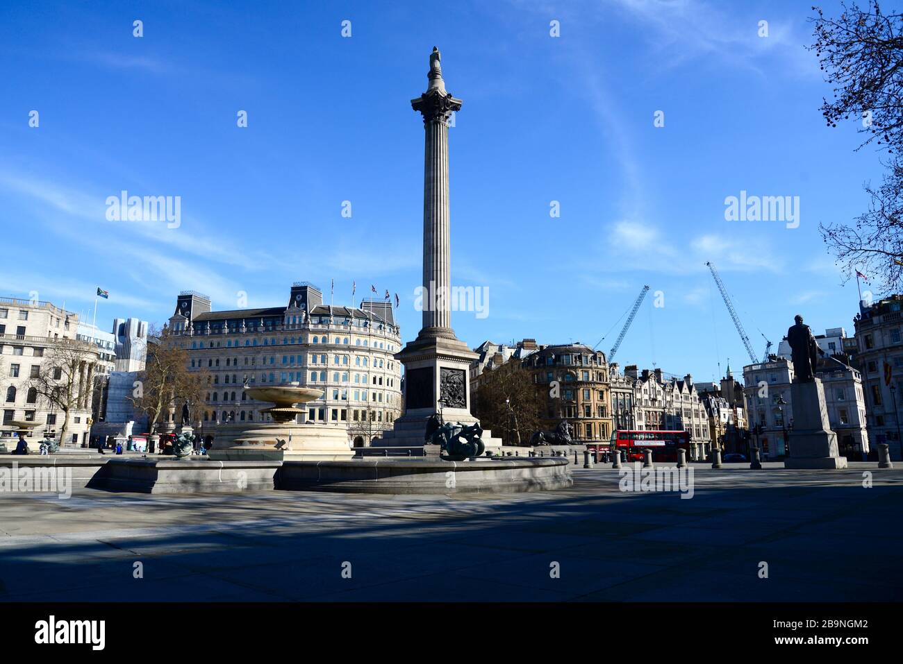 Ein desertierter Trafalgar Square, am Tag vor der Londoner Sperrung infolge der Coronavirus Pandemie 2020 Stockfoto Ein desertierter Trafalgar Square, am Tag vor der Londoner Sperrung infolge der Coronavirus Pandemie 2020 Stockfoto