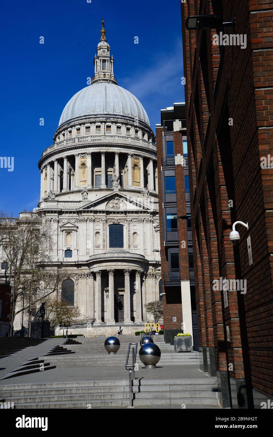 Die St Paul's Cathedral, am Tag vor der Londoner Sperrung infolge der Coronavirus Pandemie 2020 Stockfoto Die St Paul's Cathedral, am Tag vor der Londoner Sperrung infolge der Coronavirus Pandemie 2020 Stockfoto