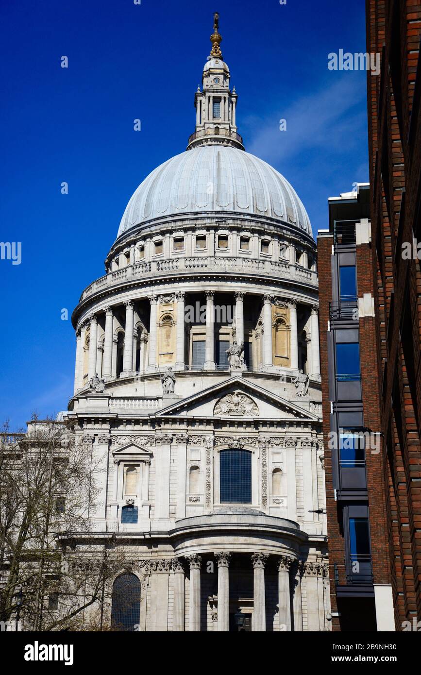 Die St Paul's Cathedral, am Tag vor der Londoner Sperrung infolge der Coronavirus Pandemie 2020 Stockfoto Die St Paul's Cathedral, am Tag vor der Londoner Sperrung infolge der Coronavirus Pandemie 2020 Stockfoto