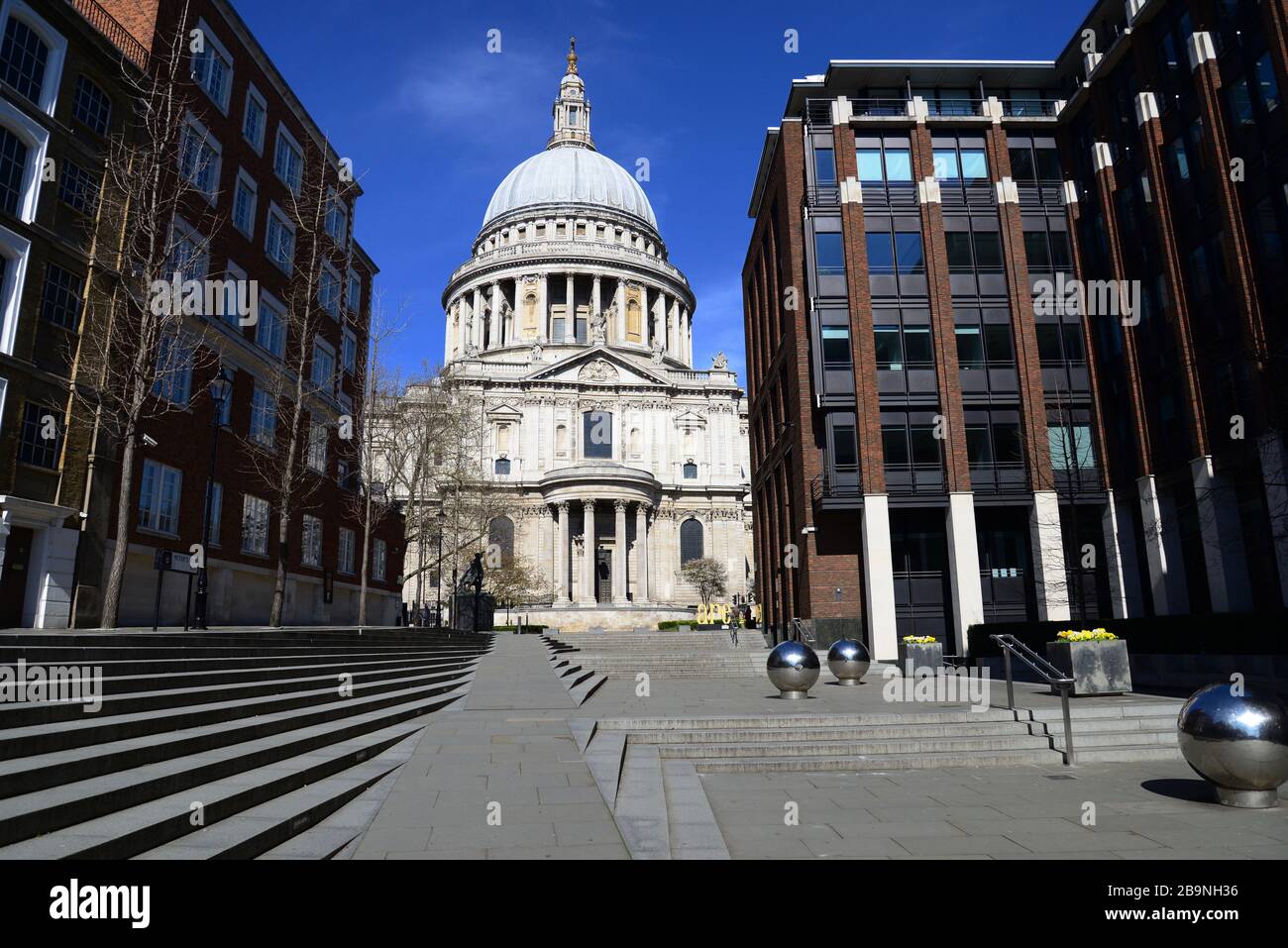 Die St Paul's Cathedral, am Tag vor der Londoner Sperrung infolge der Coronavirus Pandemie 2020 Stockfoto Die St Paul's Cathedral, am Tag vor der Londoner Sperrung infolge der Coronavirus Pandemie 2020 Stockfoto