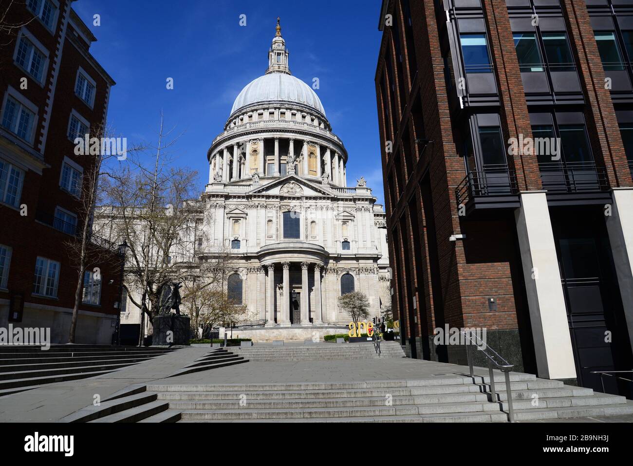 Die St Paul's Cathedral, am Tag vor der Londoner Sperrung infolge der Coronavirus Pandemie 2020 Stockfoto Die St Paul's Cathedral, am Tag vor der Londoner Sperrung infolge der Coronavirus Pandemie 2020 Stockfoto