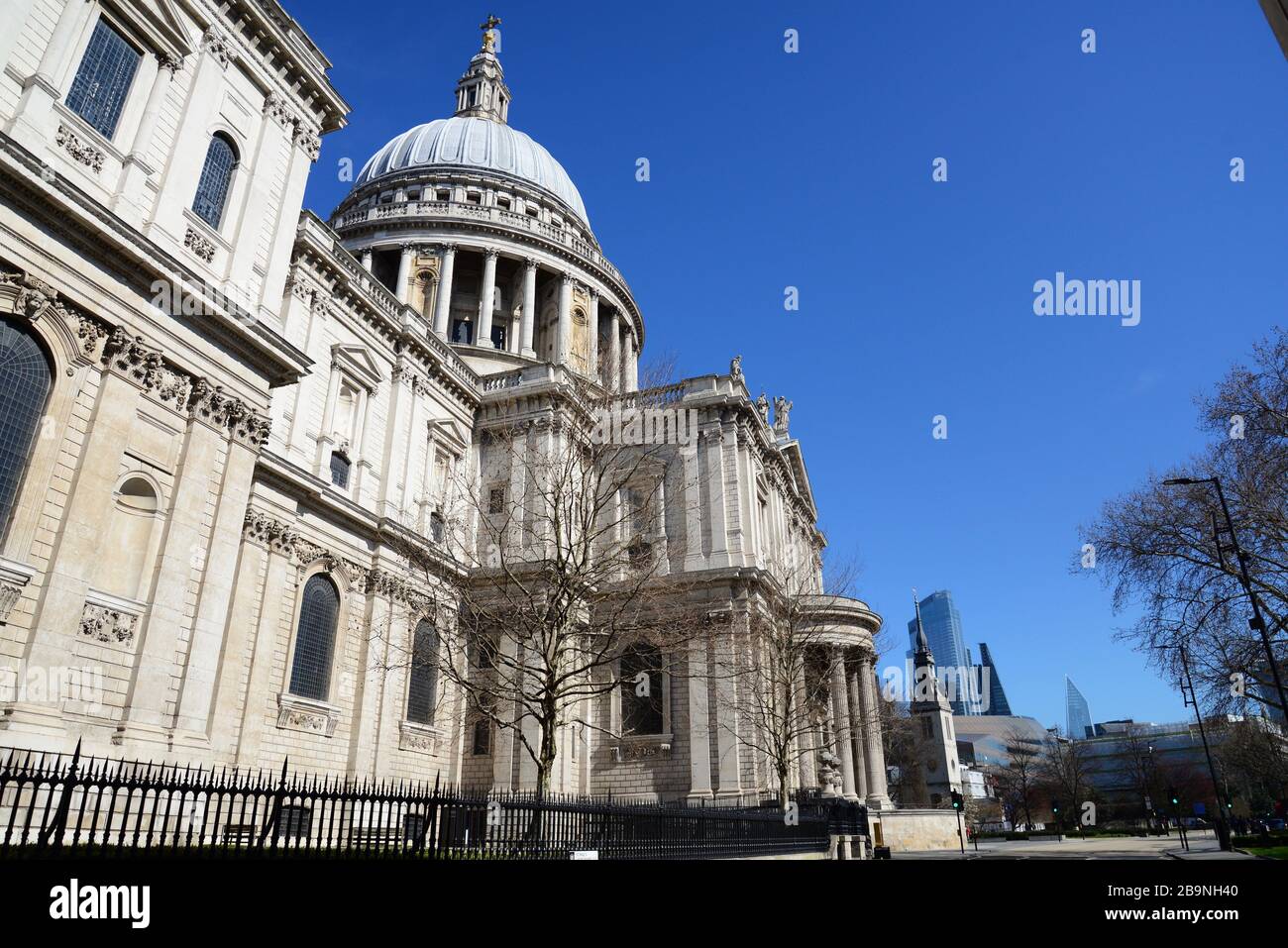 Die St Paul's Cathedral, am Tag vor der Londoner Sperrung infolge der Coronavirus Pandemie 2020 Stockfoto Die St Paul's Cathedral, am Tag vor der Londoner Sperrung infolge der Coronavirus Pandemie 2020 Stockfoto