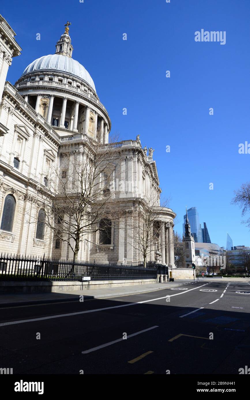 Die St Paul's Cathedral, am Tag vor der Londoner Sperrung infolge der Coronavirus Pandemie 2020 Stockfoto Die St Paul's Cathedral, am Tag vor der Londoner Sperrung infolge der Coronavirus Pandemie 2020 Stockfoto