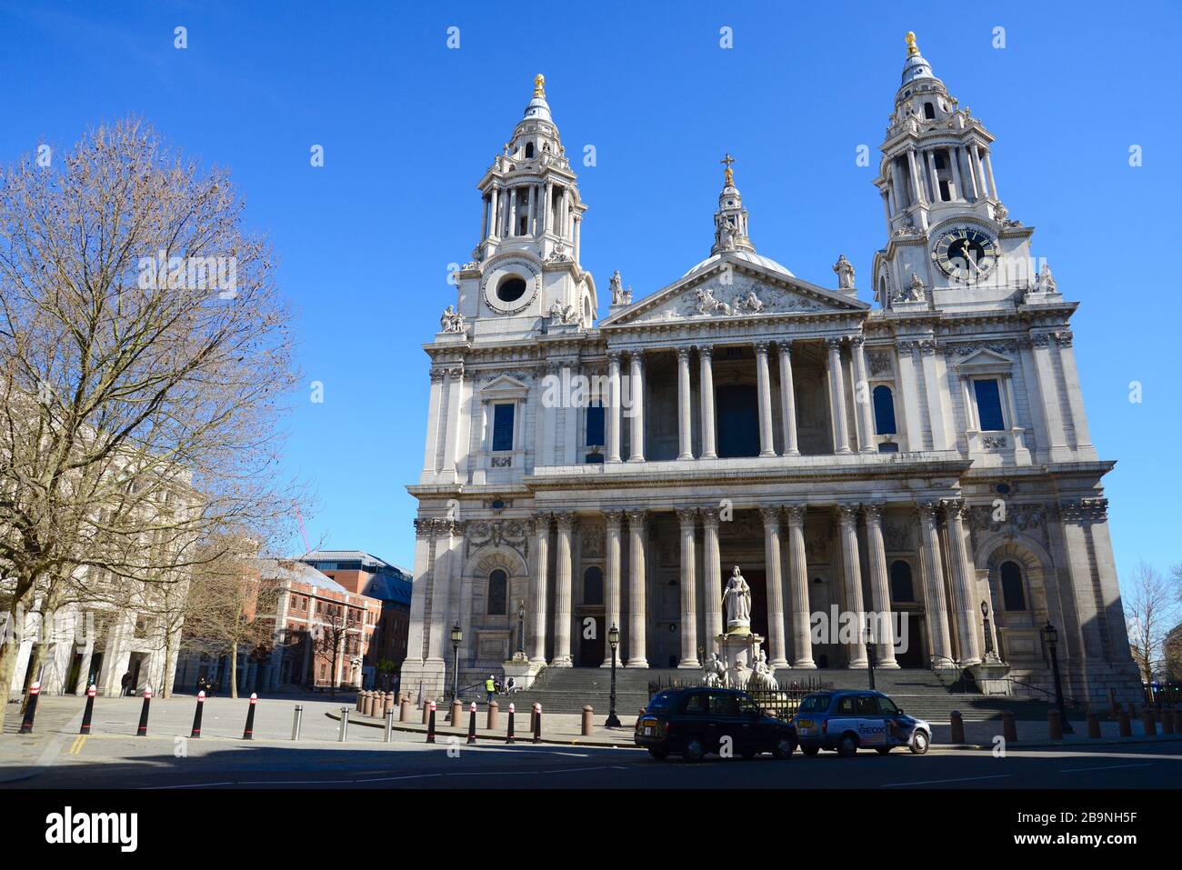 Die St Paul's Cathedral, am Tag vor der Londoner Sperrung infolge der Coronavirus Pandemie 2020 Stockfoto Die St Paul's Cathedral, am Tag vor der Londoner Sperrung infolge der Coronavirus Pandemie 2020 Stockfoto
