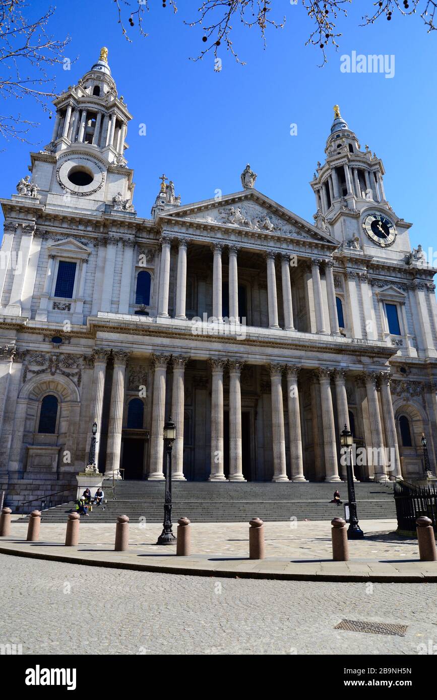 Die St Paul's Cathedral, am Tag vor der Londoner Sperrung infolge der Coronavirus Pandemie 2020 Stockfoto Die St Paul's Cathedral, am Tag vor der Londoner Sperrung infolge der Coronavirus Pandemie 2020 Stockfoto