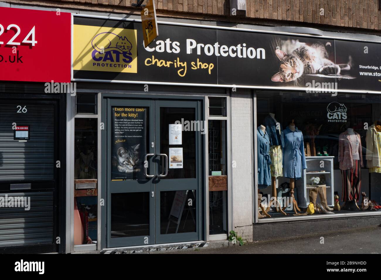 Cats Protection Charity Shop in Stourbridge, wegen der Coronavirus Pandemie geschlossen. März 2020. West Midlands. Stockfoto