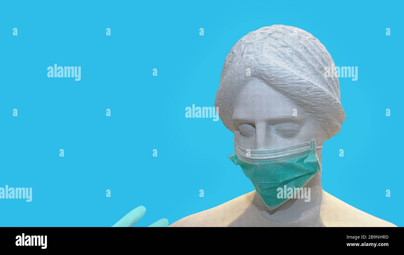 Leiter der Skulptur einer antiken Frau in medizinischen chirurgischen Masken und Handschuhen als Coronavirus-Vorbeugung für den Schutz vor hygienischen Corona-Viren. Ausbruch des Coronavirus 2019-nCov Roman Coronavirus Konzept. Stockfoto