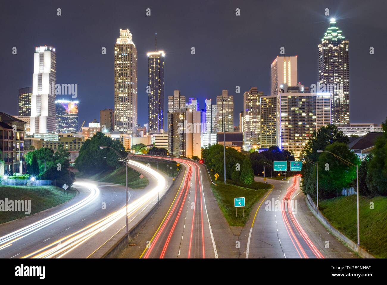Skyline von Downtown Atlanta und verschwommener Highway Traffic bei Nacht - Atlanta, Georgia, USA Stockfoto