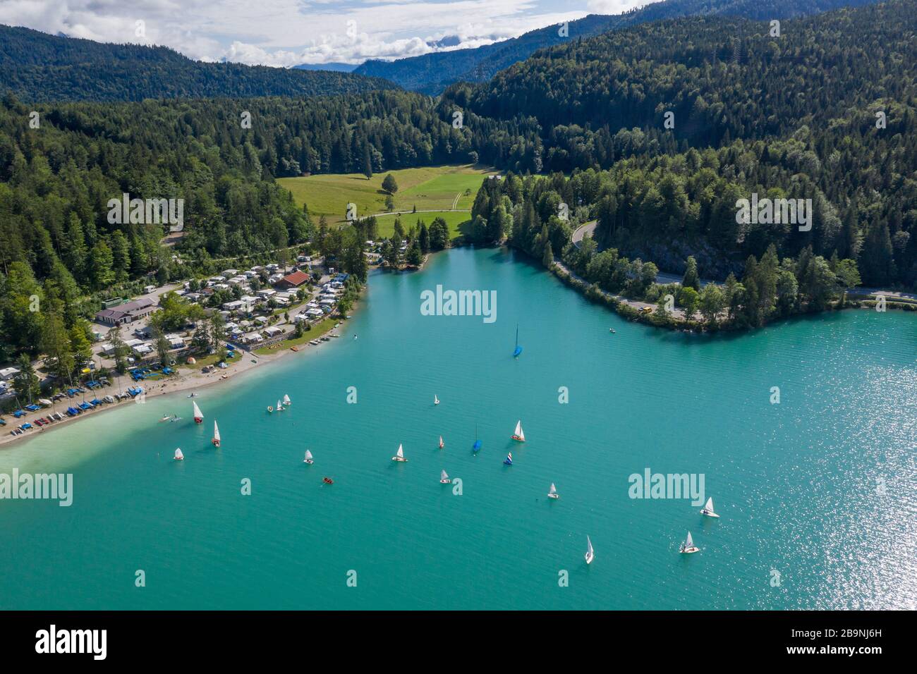 Luftbild des Campingplatzes am Walchensee in Bayern Stockfoto