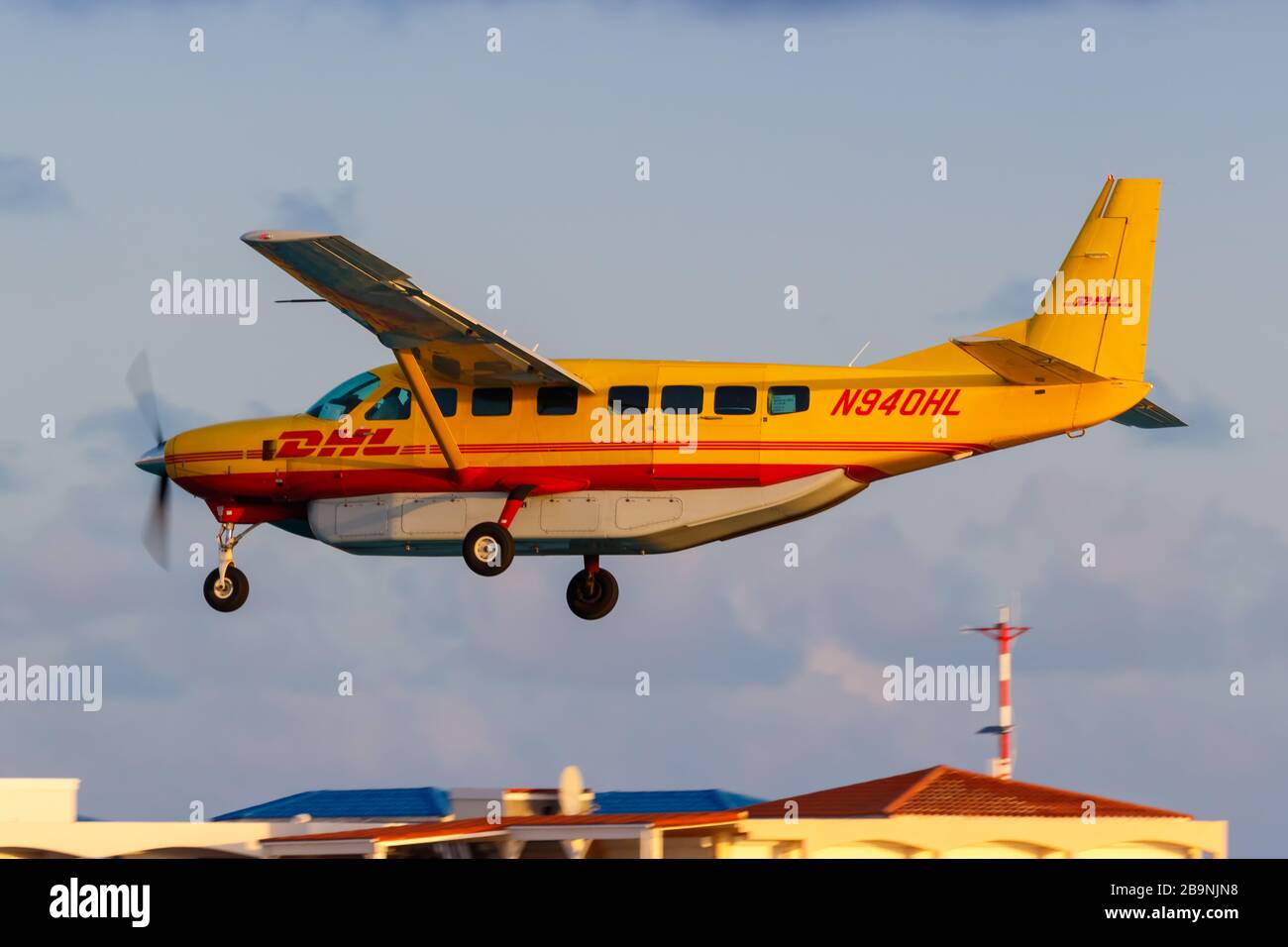 Sint Maarten, niederländische Antillen - 15. September 2016: Flugzeug DHL Cessna 208 auf dem Sint Maarten Airport (SXM) auf den niederländischen Antillen. Stockfoto