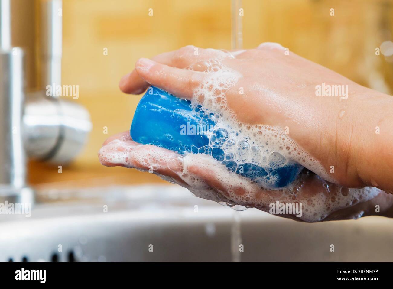 Wasser strömt auf die Hände von Kindern Stockfoto