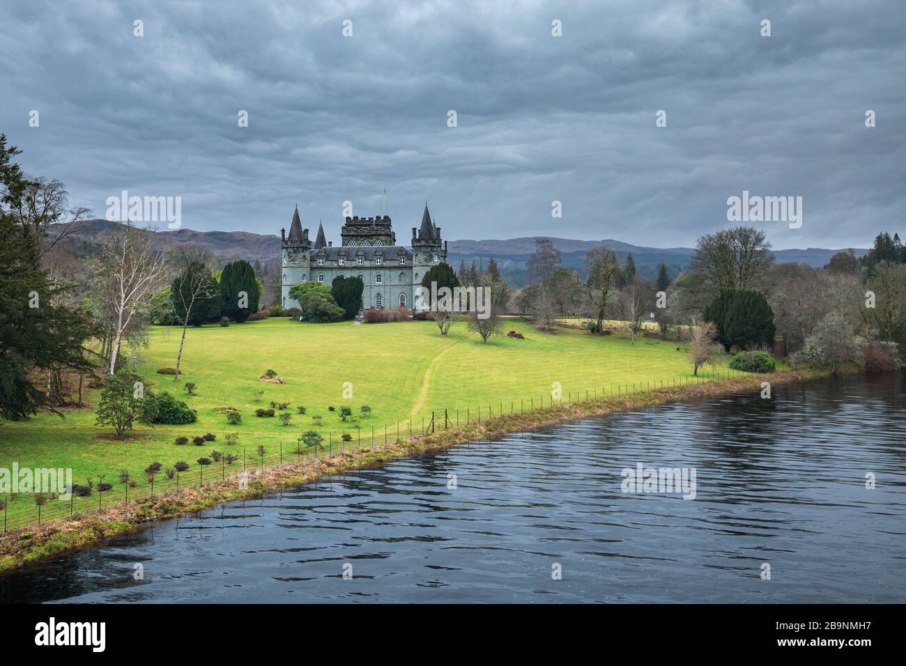 Moody Wolken über Iveraray Castle - dem Landhaus in der Grafschaft Argyll im Westen Schottlands Stockfoto