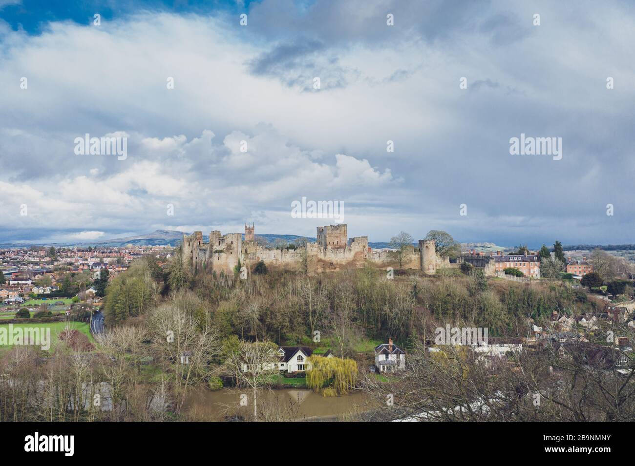 Ruinen der Burg Ludlow im Frühjahr - Drohnenblick Stockfoto