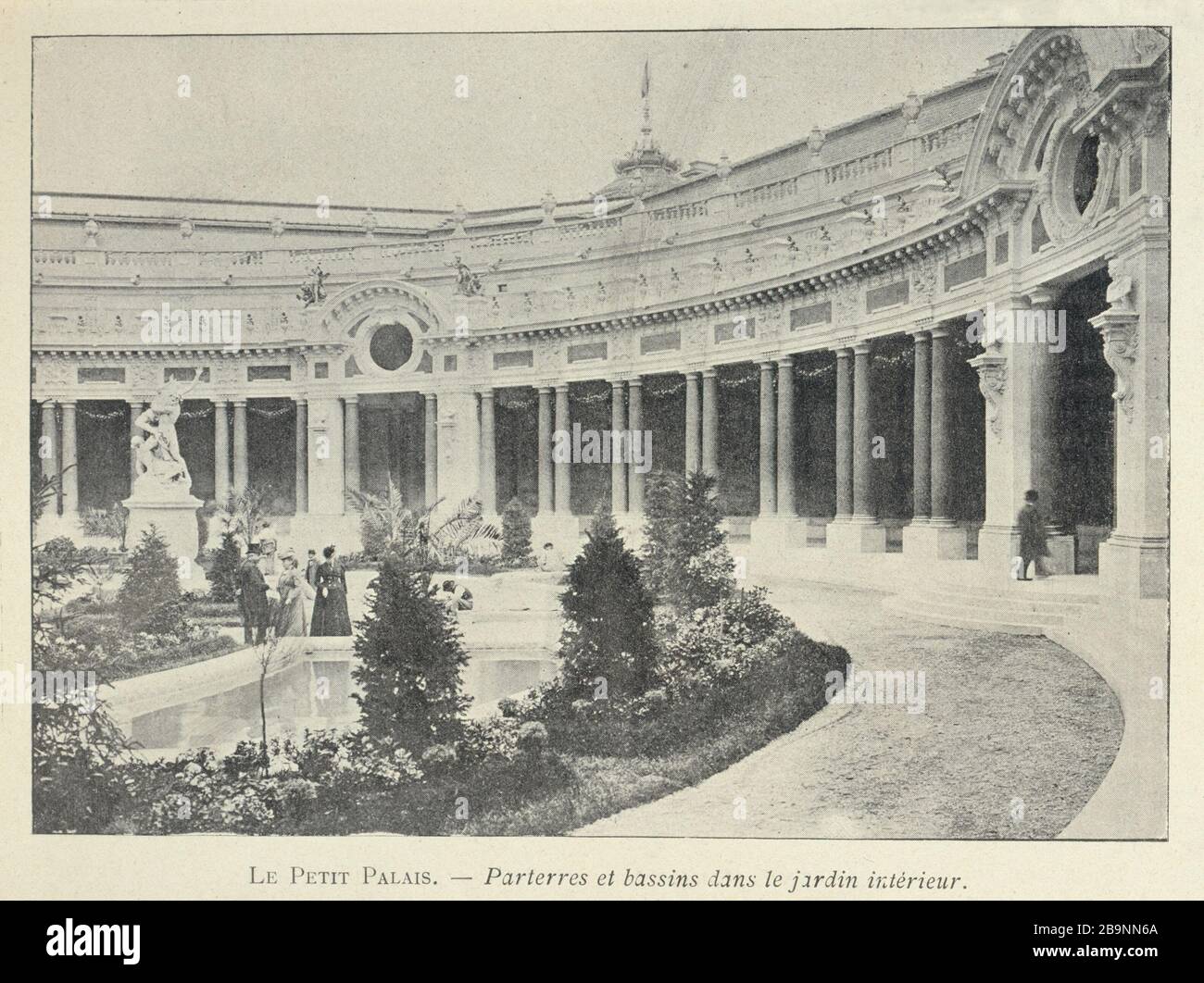 AUSSTELLUNG IN PARIS - KLEINER PALAST - Blumenbeete und BECKEN IM GARTEN IN der 'L'Exposition de Paris. Encyclopédie du siècle, Petit Palais, 1900, Tome III, Seite 68 : le Petit Palais : parterres et Bassins dans le jardin intérieur'. Musée des Beaux-Arts de la Ville de Paris, Petit Palais. Stockfoto
