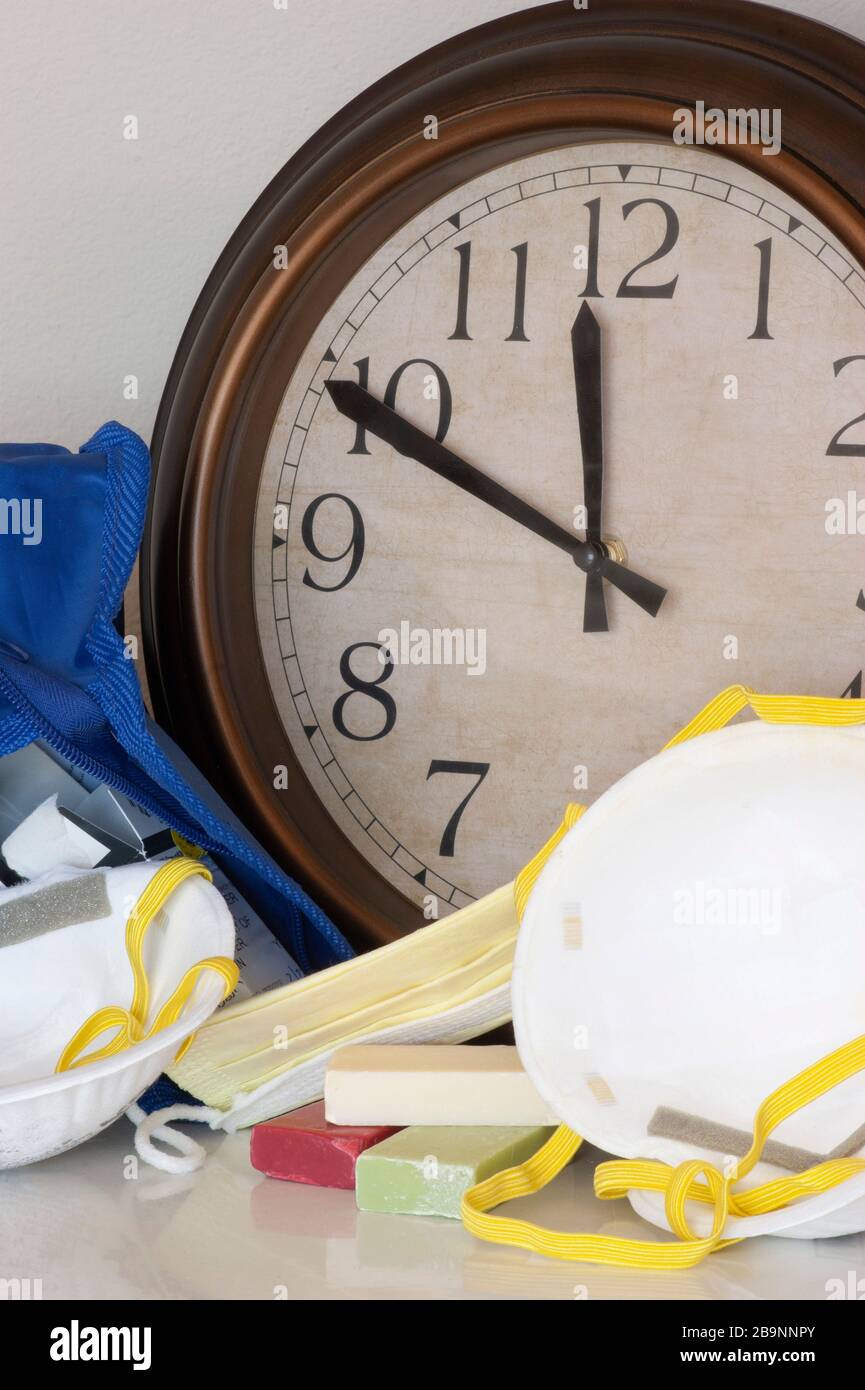 Die große Uhr zeigt die Zeit, die zur Vorbereitung auf den Virus COVID-19 vergeht. Seife und Masken werden schnell gesammelt, um bei der Versorgung zu helfen. Wichtiger Hinweis. Stockfoto