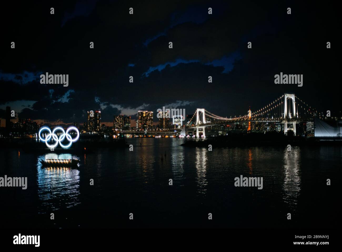 Blick auf den Odaiba Park mit dem Logo der Olympischen Spiele während der Pandemie des Corona-Virus. Seit dem Ausbruch der Covid-19 ist Japan eines der wenigen Länder, das es geschafft hat, die Pandemie des neuartigen Virus zu kontrollieren. Spezialisten sagen, dass eine kulturelle soziale Distanz, der üppige Einsatz von Masken zur Eindämmung der Übertragung sowie ein universelles und effizientes Gesundheitssystem einige der Maßnahmen sind, die Japan eine vollständige Sperrung des Landes ermöglichen. Stockfoto