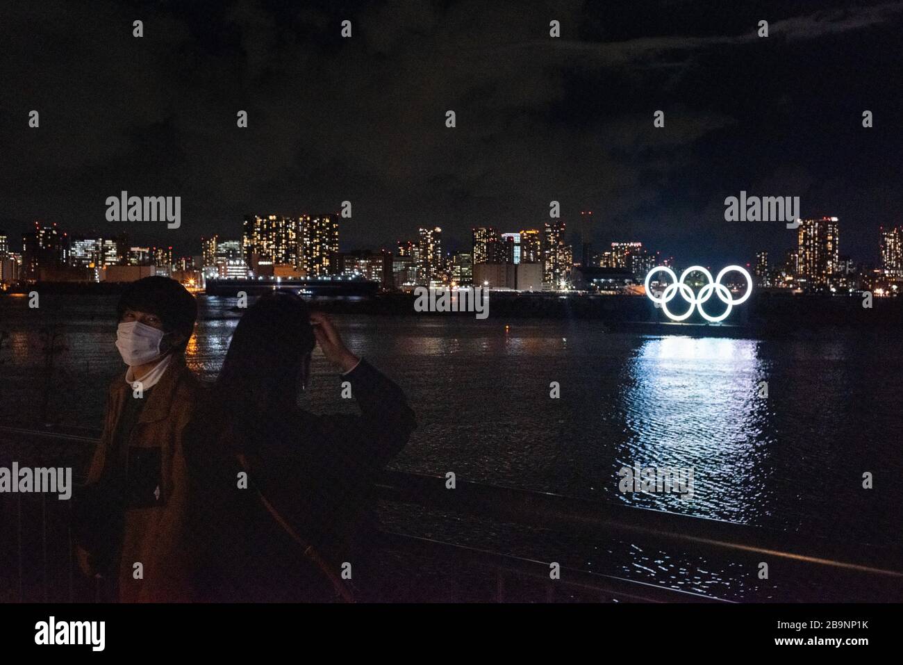 Blick auf den Odaiba Park mit dem Logo der Olympischen Spiele im Hintergrund, während der Corona-Virus-Pandemie.seit dem Ausbruch der Covid-19 ist Japan eines der wenigen Länder, das es schaffte, die Pandemie des neuartigen Virus zu kontrollieren. Spezialisten sagen, dass eine kulturelle soziale Distanz, der üppige Einsatz von Masken zur Eindämmung der Übertragung sowie ein universelles und effizientes Gesundheitssystem einige der Maßnahmen sind, die Japan eine vollständige Sperrung des Landes ermöglichen. Stockfoto