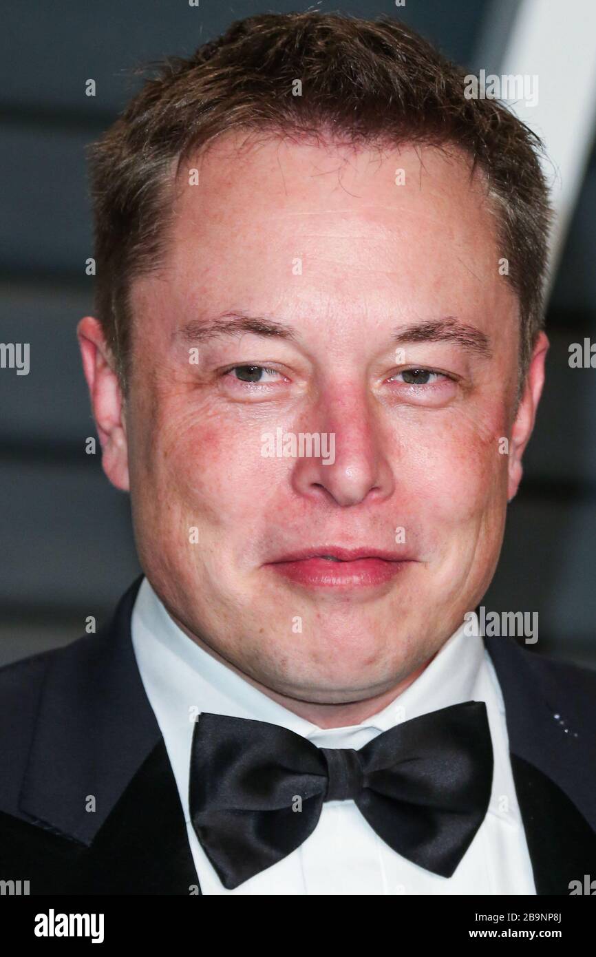 (AKTE) Elon Musk erwirbt 1.200 Ventilatoren aus China, um Coronavirus COVID-19-Mangel zu lindern. Tesla und SpaceX CEO Elon Musk haben einen Trove von Ventilatoren aus China erworben und sie in die USA zur Verteilung an bedürftige Krankenhäuser während des Coronavirus versandt. BEVERLY HILLS, LOS ANGELES, KALIFORNIEN, USA - 22. FEBRUAR: Chief Executive Officer von Tesla, Inc. Und SpaceX Elon Musk treffen bei der Vanity Fair Oscar Party 2015 ein, die am 22. Februar 2015 im Wallis Annenberg Center for the Performing Arts in Beverly Hills, Los Angeles, Kalifornien, Vereinigte Staaten abgehalten wird. (Foto von Xavier Collin/ Stockfoto