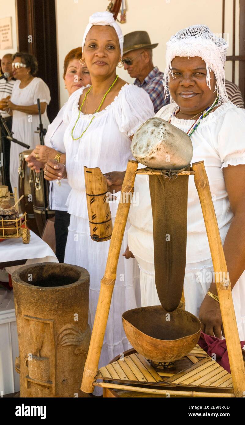 Demonstration der traditionellen lokalen Methode zur Zubereitung von Kaffee. Bayamo. Kuba Stockfoto