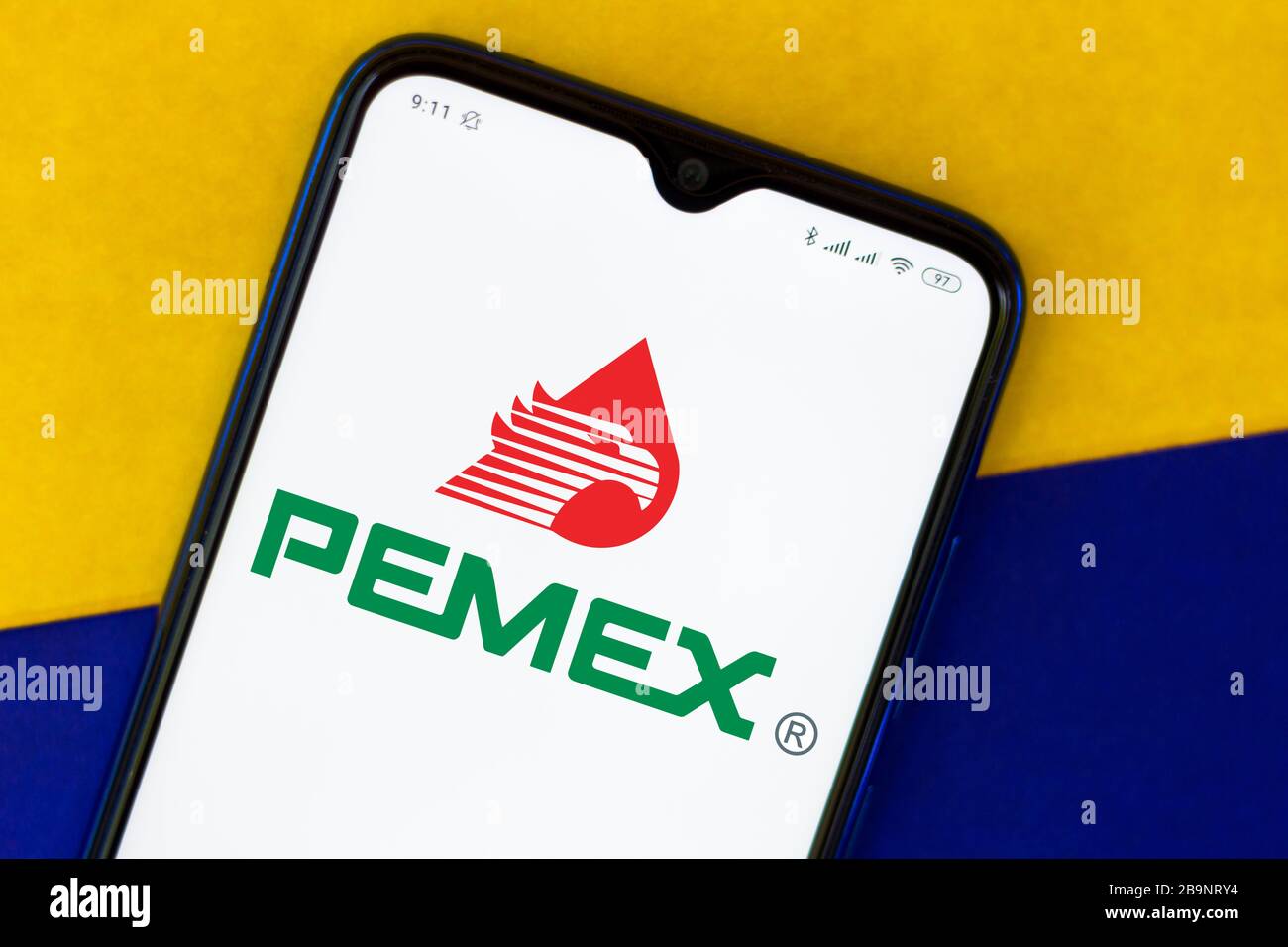 In dieser Abbildung wird ein Petróleos Mexicanos (PEMEX)-Logo auf einem Smartphone angezeigt. Stockfoto