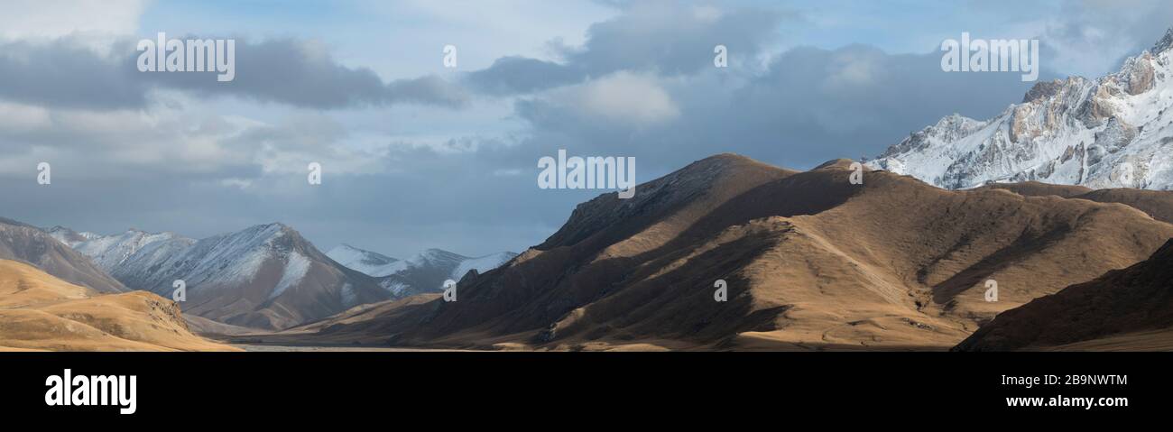 Kurumduk Valley Landschaft in den Tian Shan Bergen, Teil des Ak-Sai Tals entlang des Kurumduk Flusses, wo Sie die letzten Jurtenlager vor Th. Finden Stockfoto