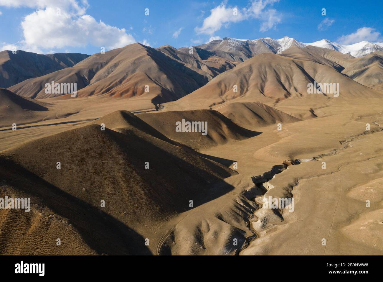 Luftlandschaften im Arpa-Tal und der Fergana Range, auch bekannt als Ferganskij Khrebet oder Ferganskij Hrebet auf Russisch, was "Ferghana-Berg" i bedeutet Stockfoto