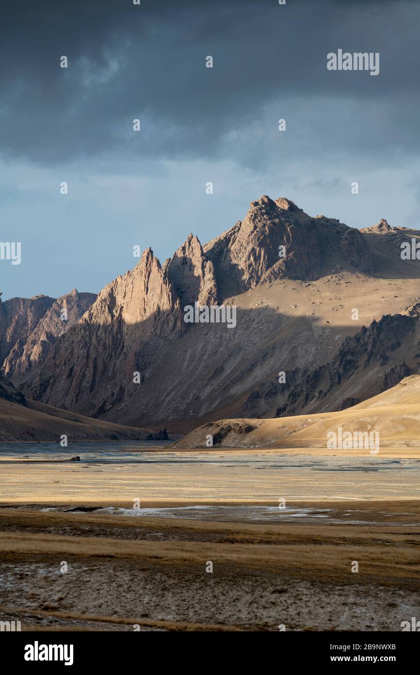 Kurumduk Valley Landschaft in den Tian Shan Bergen, Teil des Ak-Sai Tals entlang des Kurumduk Flusses, wo Sie die letzten Jurtenlager vor Th. Finden Stockfoto