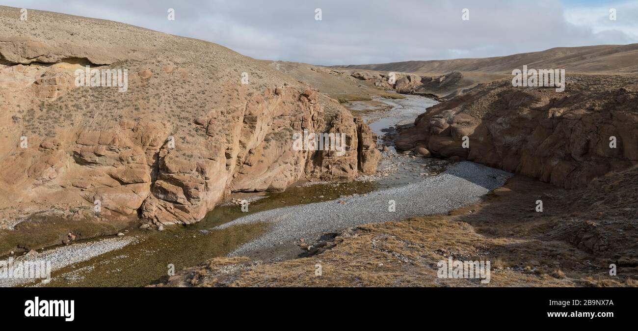 Ein kleiner Canyon im Ak-Sai-Tal, der zum Kol Suu See in Kirgisistan führt Stockfoto