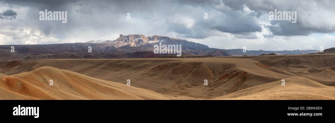 Der erste Winterschnee entlang der malerischen Landschaft des Arpa-Tals entlang des Arpa- und Jamanti-Flusses in den Tian Shan Bergen in Kirgisistan Stockfoto