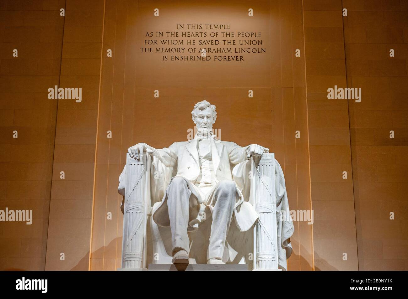 Denkmäler von Washington DC, Statue von Präsident Abraham Lincoln von Daniel Chester French am Lincoln Memorial in Washington DC, District of Columbia, USA Stockfoto