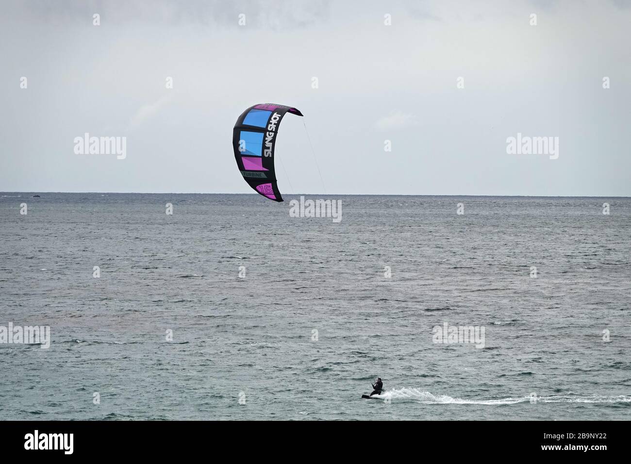 Pebble Beach, Monterey, Kalifornien, USA. März 2020. Extremes Beispiel für "soziale Distanzierung" durch Kitesurfer am Carmel-Strand als Einheimische, die von der Stimmung der Beschränkungen, die ihnen der Staat in den frühen Tagen der COVID-19-Virus-Pandemie auferlegt hat, depressiv sind, wo die Menschen trotz der herrlichen "weiten Ausdehnungsstätten des Freilufts" Abstand halten. Kredit: Motofoto/Alamy Live News Stockfoto