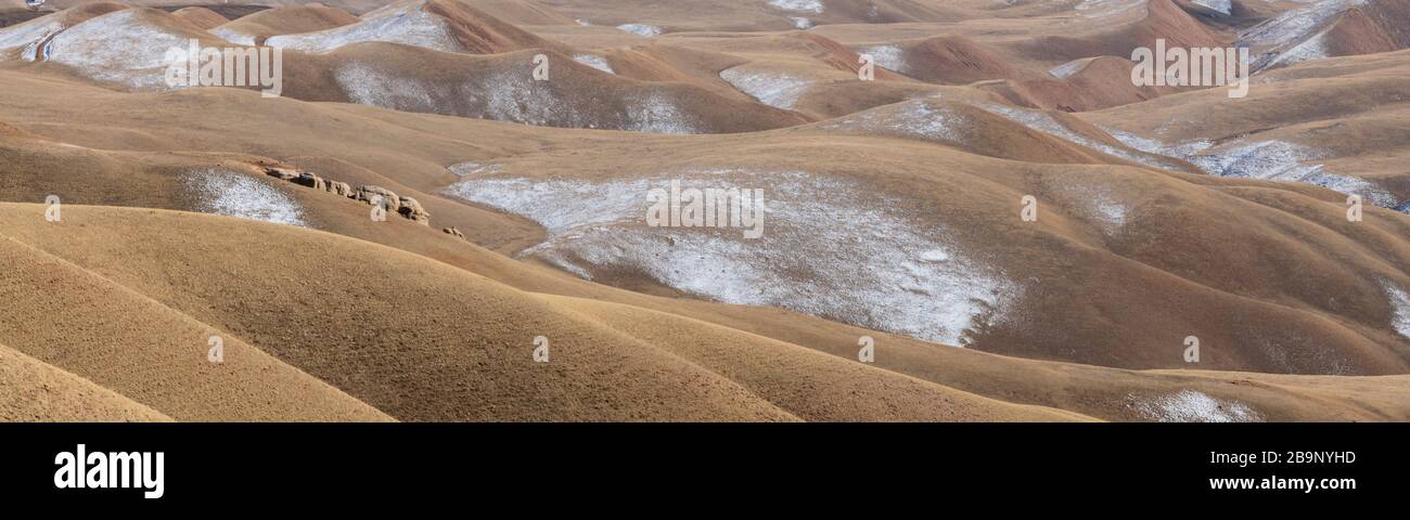 Morgenherbst in der Nähe der Winterlandschaft entlang des Mels-Ashu-Passes, auch Börürü-Aschuu-Pass genannt, in den Tian Shan Bergen Kirgisistans Stockfoto