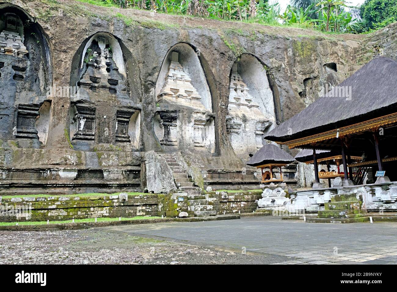 Der Gunung Kawi Temple Complex ist eine der einzigartigsten archäologischen Stätten Balis. Der Tempel besteht aus einer Sammlung alter Schreinreliefe, die ich geschnitzt habe Stockfoto