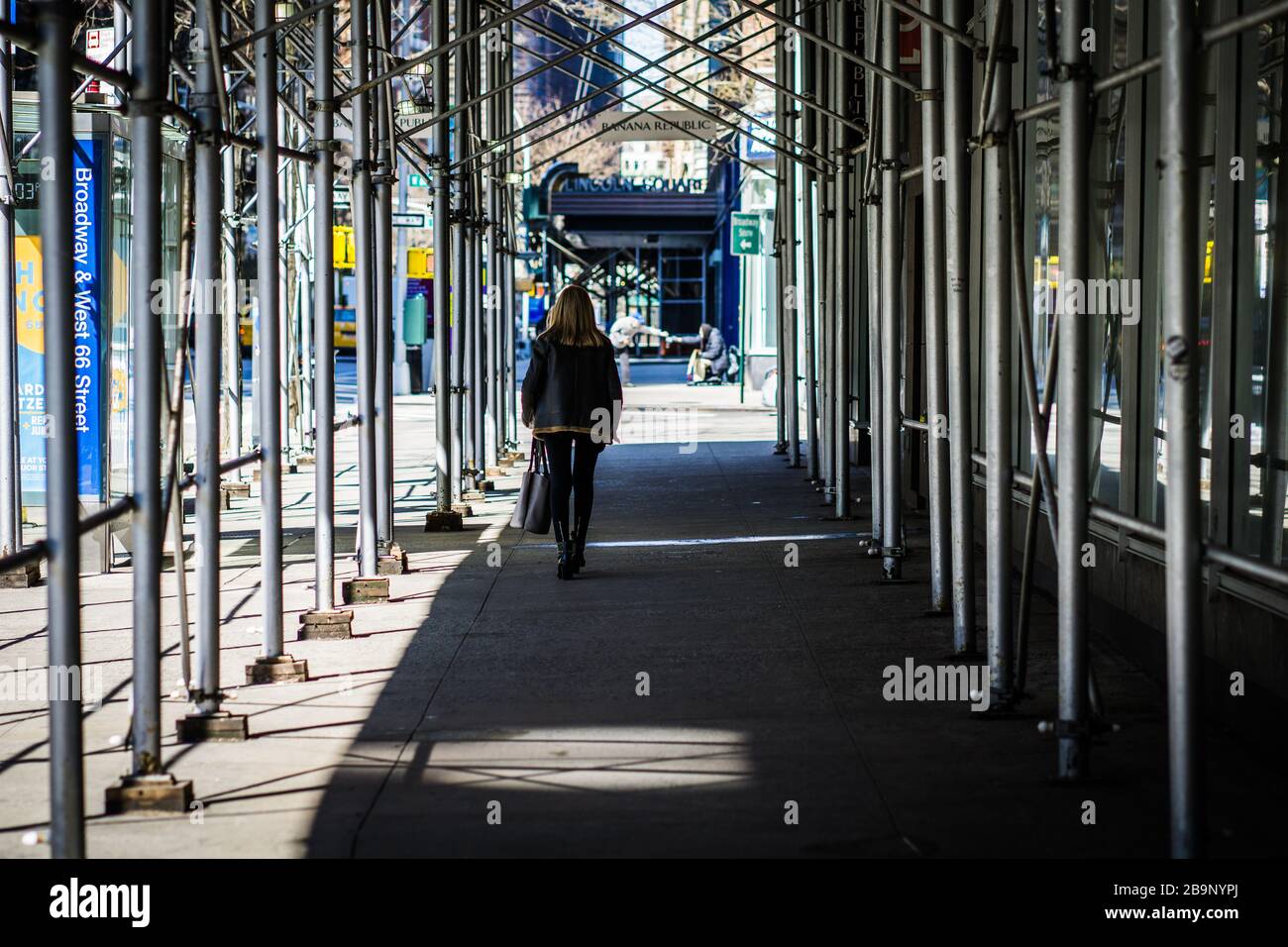 Die Auswirkungen von Covid-19 auf NYC führen dazu, dass viele Unternehmen schließen. Die Straßen sind leer und die Menschen üben soziale Distanz. Stockfoto