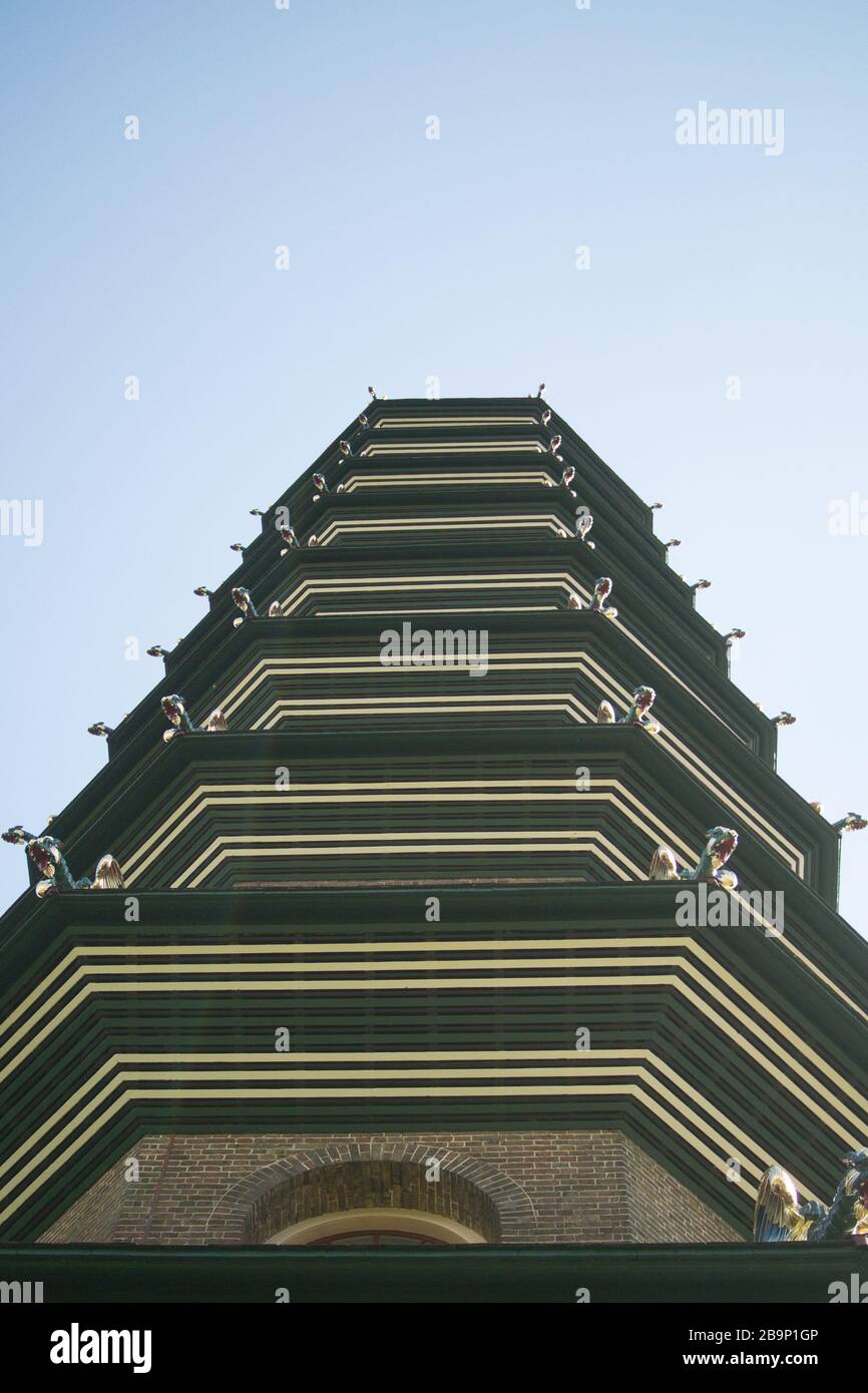 Blick auf die restaurierte große Pagode Kew, entworfen von Sir William Chambers. Imposant hoher Turm in der Mitte des Rahmens, umgeben von blauem Himmel, Stockfoto