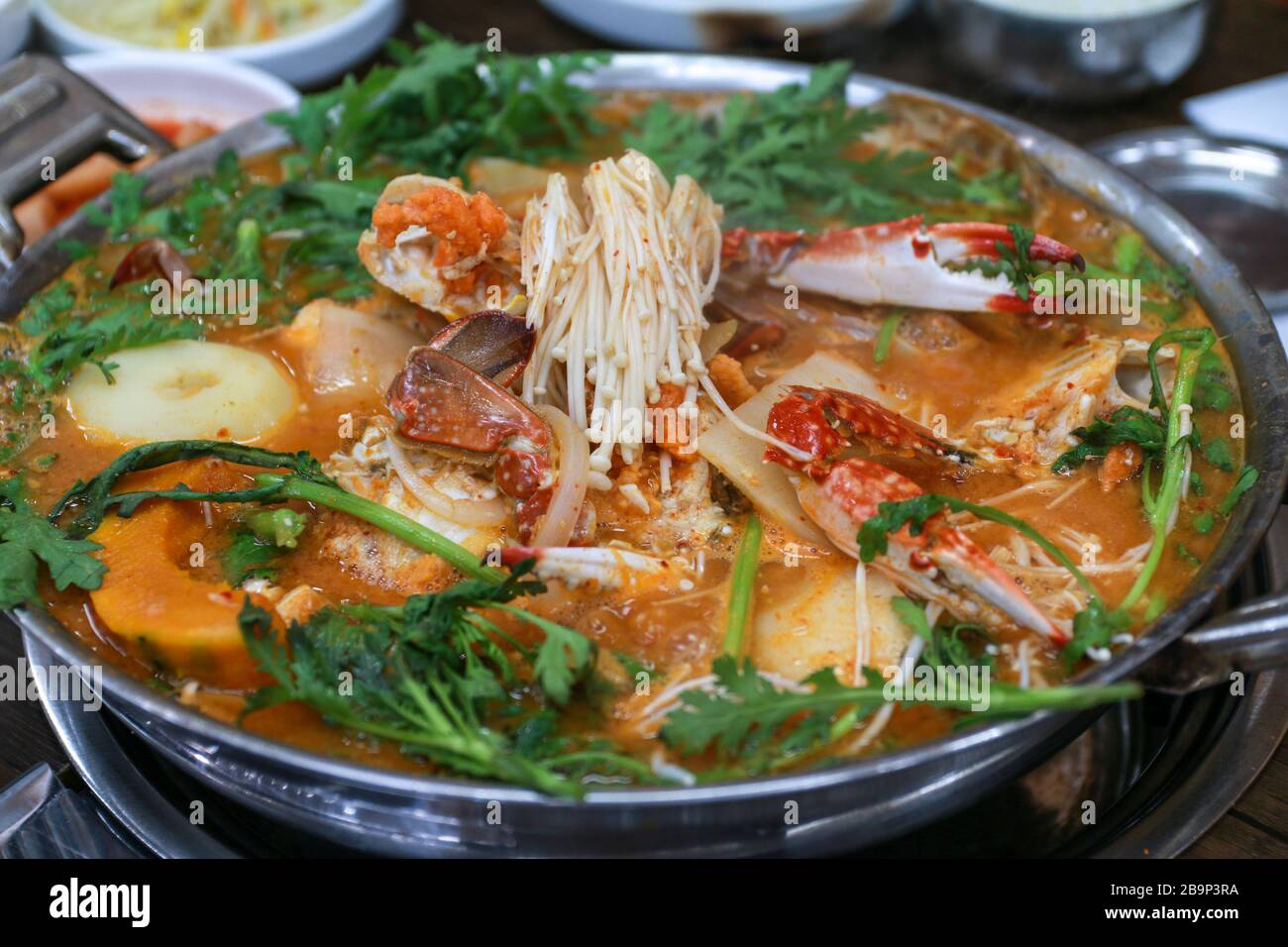 Draufsicht Bild der koreanischen traditionellen Küche, würzige Krabben-Eintopfsuppe, Kkotgetang, in einem großen Topf Stockfoto