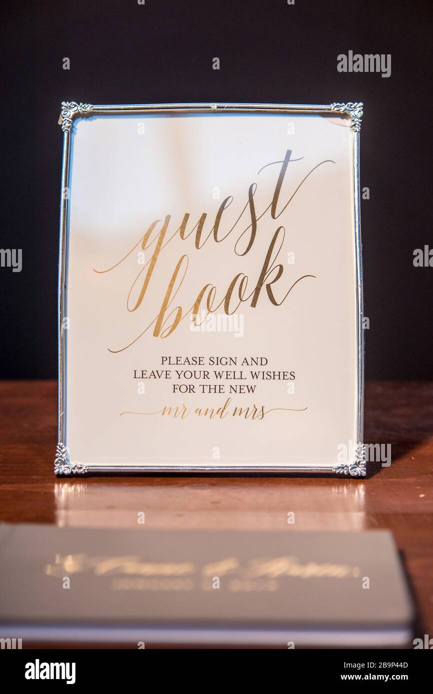 Vertikale Aufnahme eines Hochzeitsgastbuches zum Schreiben von Wünschen Stockfoto