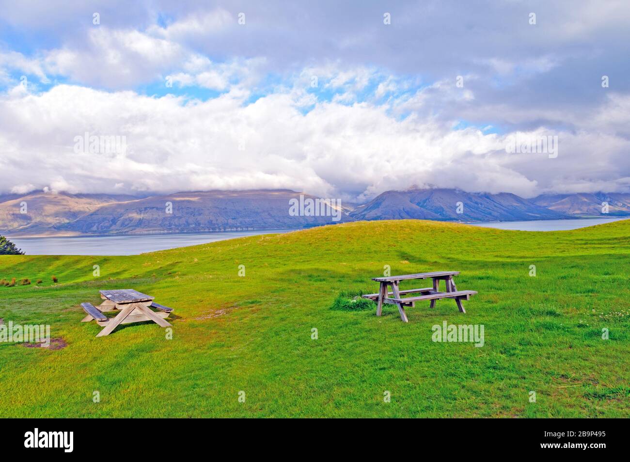 Picknicktische auf einer ruhigen Wiese in der Braemar-Station in Neuseeland Stockfoto