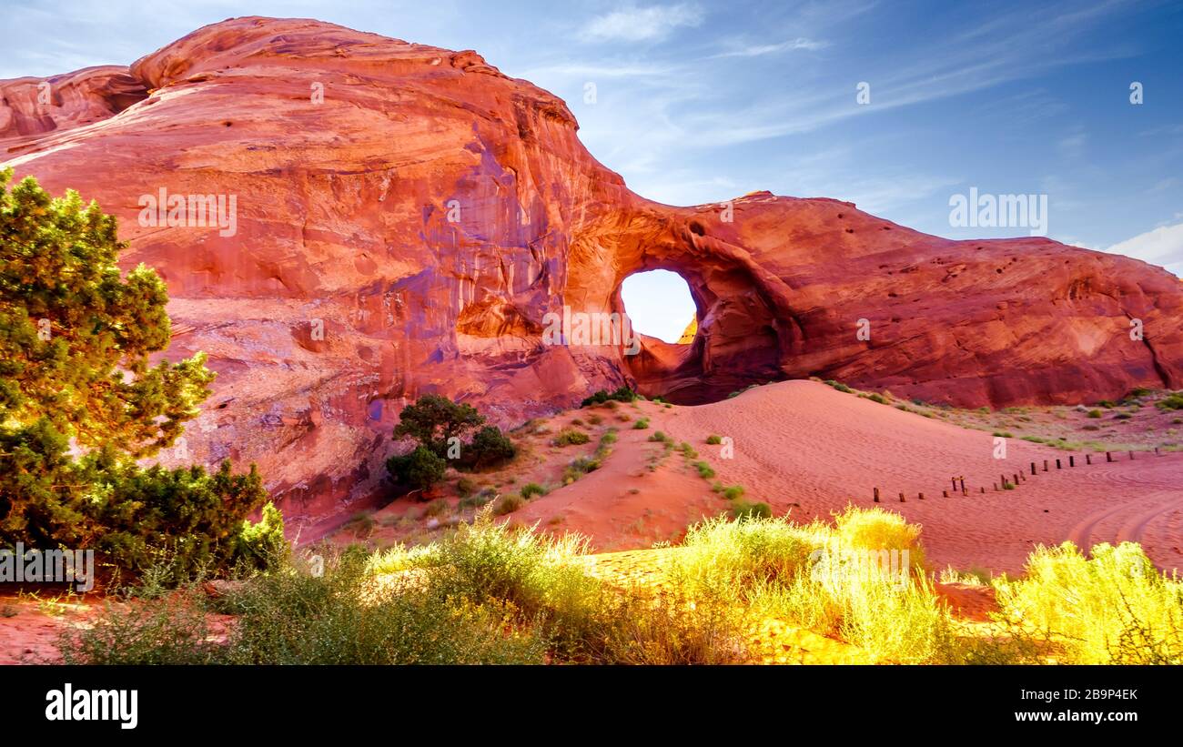 Das Ohr des Windes, ein Loch in einer Felsformation im Monument Valley Navajo Tribal Park an der Grenze von Utah und Arizona, Vereinigte Staaten Stockfoto