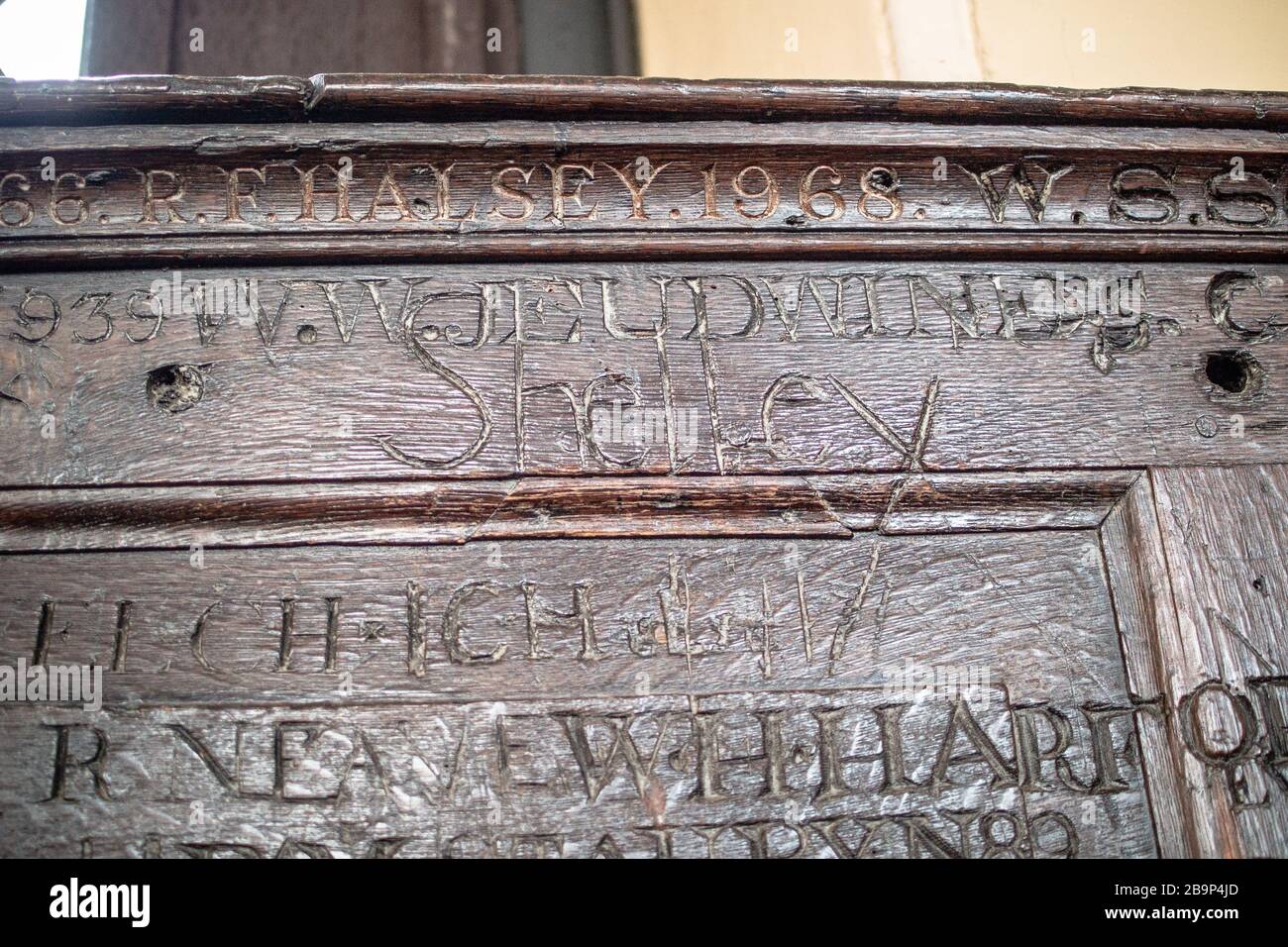 Holzvertäfelung in der Upper School, Eton College, das Percy Bysshe Shelleys Namen zeigt, der unter anderen ehemaligen Schülern gehauen wurde. Shelleys Name wurde eindeutig geschrieben. Stockfoto