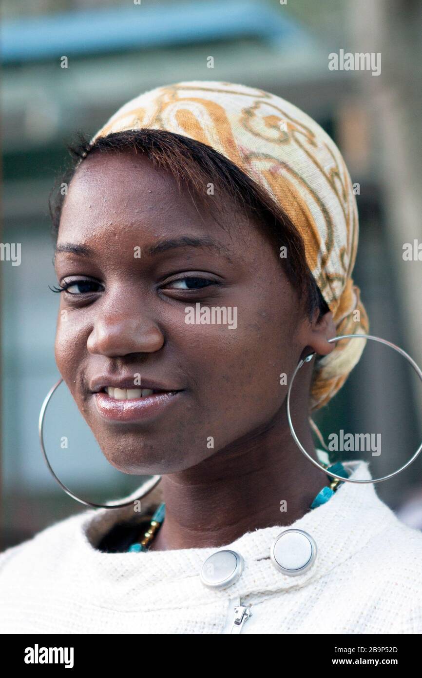 Eine junge Frau in NYC Sport Hoop Ohrringe und ein Kopftuch. Stockfoto