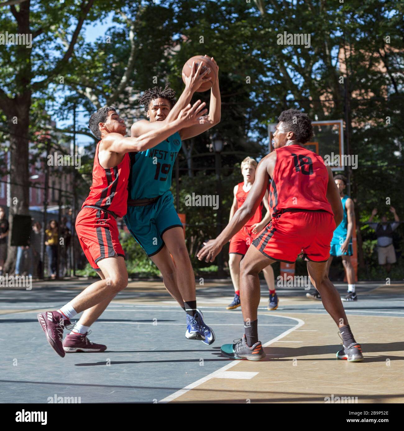Basketballspieler der High School besuchen den Spielplatz in New York City. Stockfoto