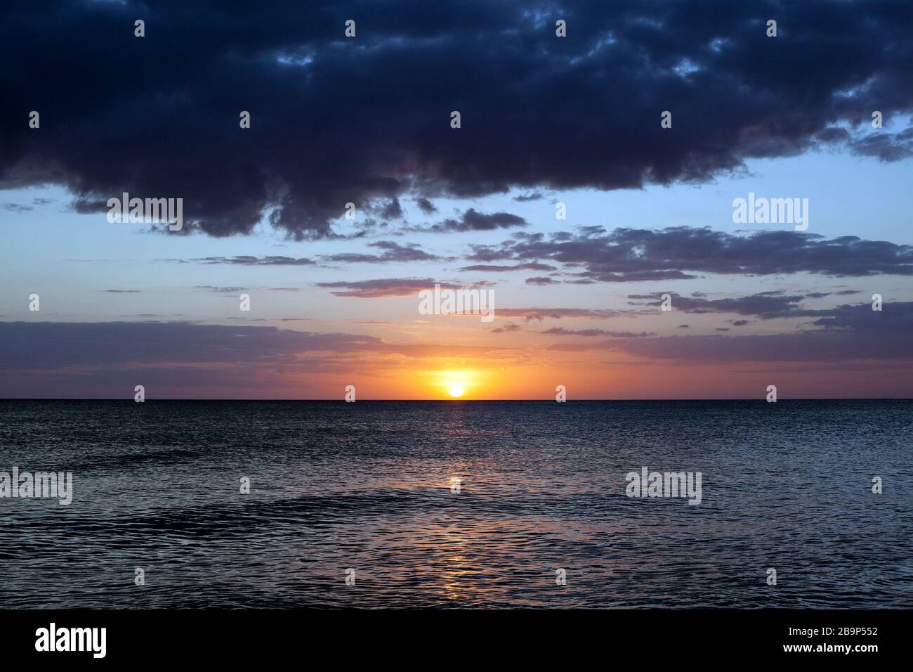 Die Sonne geht über den Golf von Mexiko auf Anna Maria Island, Florida, USA. Stockfoto