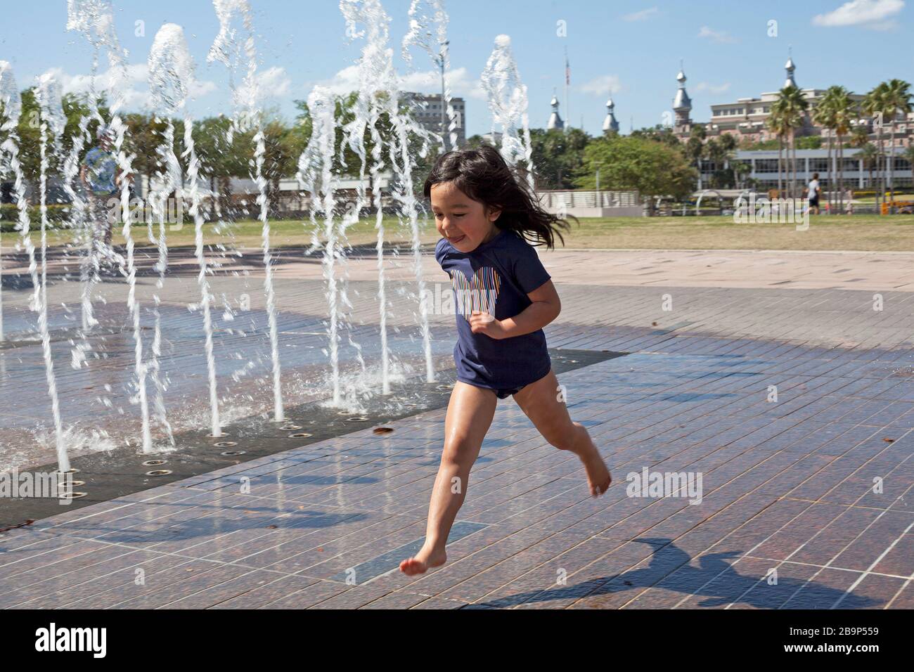 Das Wasserspiel genießen Familien im Curtis Hixon Waterfront Park in Tampa, Florida, USA. Stockfoto