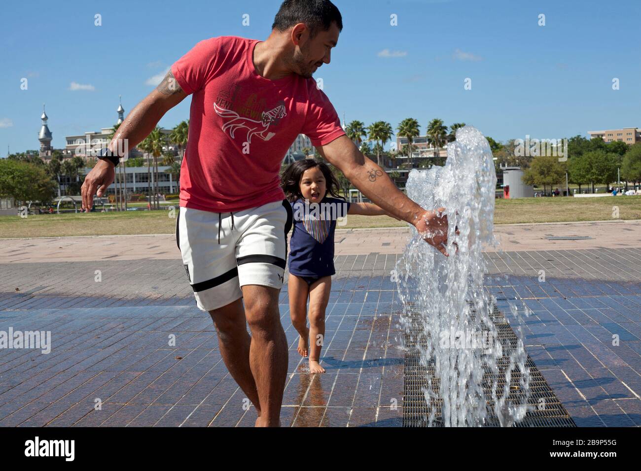 Das Wasserspiel genießen Familien im Curtis Hixon Waterfront Park in Tampa, Florida, USA. Stockfoto