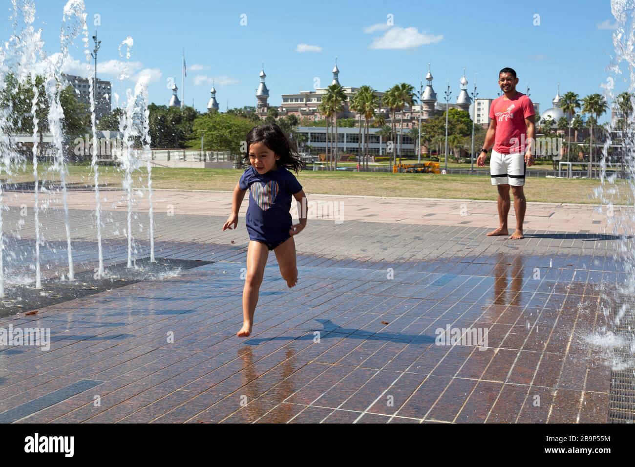 Das Wasserspiel genießen Familien im Curtis Hixon Waterfront Park in Tampa, Florida, USA. Stockfoto