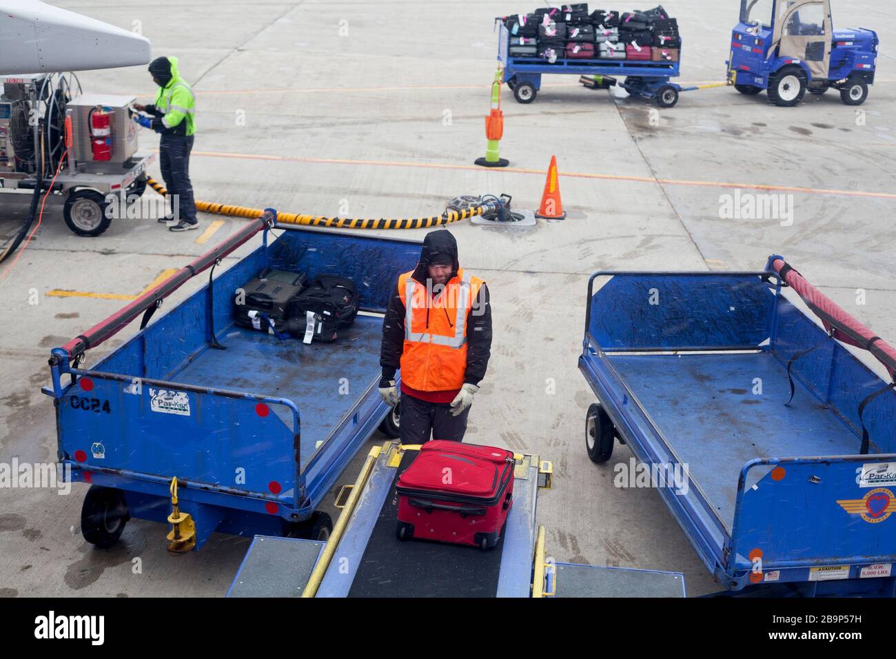 Mitarbeiter von Fluggesellschaften, die am Milwaukee Mitchell International Airport in Wisconsin, USA arbeiten. Stockfoto